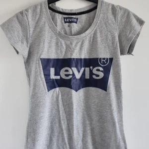 Levis t-shirt - Levis T-shirt använd 5ggr. Simpel, stilren.