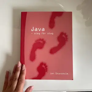Säljer min helt oanvända ”Java - steg för steg” bok. Då jag tänkte börja läsa programmering 1, beställde hem boken, för att sedan hoppa av kursen innan kursstart. Så den är splitterny, köpt från Bokus.  Nypris: 414kr Frakt: 72kr📦