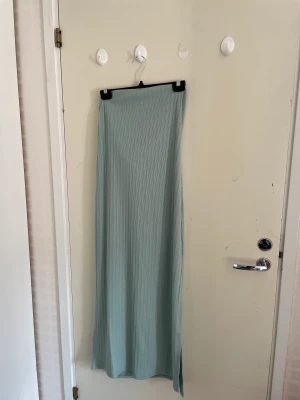 Bandeau klänning  - Bandeau klänning oanvänd från hm fel storlek för mig men super fin med slits och sitter uppe bra!