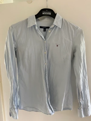 Ljusblå GANT skjorta - Säljer denna fina gant skjortan i storlek 40 tjejmodell, men sitter som en 38! Använd fåtal gånger, är skrynklig för den bara ligger i garderoben..  300kr 💗