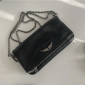 Zadig & Voltaire clutch  - I bra skick, använd ett fåtal gånger. Nypris 3600kr. 