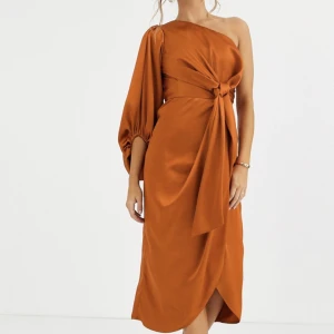 BY MALINA, helt ny! - Inköpt 2499:-  Färg : spiced honey Stl:M Aldrig använd Helt ny med prislapp!! Chatt för fler bilder 🥰 Priset kan sänkas vid snabbaffär 