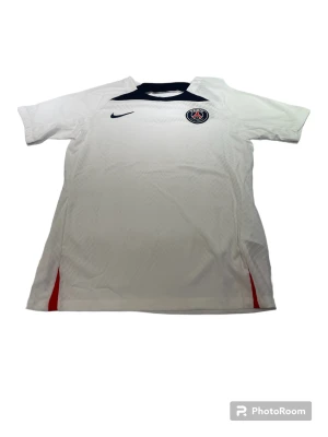 PSG White Jersey -  En PSG-tröja i storlek M som är vit. Den är perfekt passande och av hög kvalitet. Dess andningsförmåga gör den idealisk för både matcher och träning.