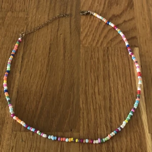 Färglatt halsband - Köpte halsbandet för ganska länge sen men är inte använt  mer än 1 gång😊
