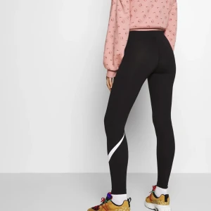 Träningstights  - Träningstights från Nike som nästan aldrig är använda:)