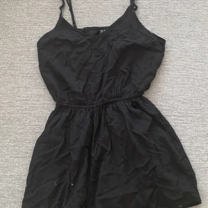 Jumpsuit  - Shorts o linne jumpsuit från h&m använd 1 gång, passar xs