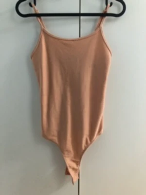 Body linne - Använt några gånger och är i fint skick. Nästan som ny. Jättefin beige färg och den sitter tight😍  