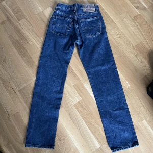 Crocker jeans - Crocker jeans i väldigt bra skick, köpta second hand. Säljer pga de är för små för mig. Midjemått tvärs över 31 cm, innerbenslängd 72 cm. Pris kan diskuteras 💕💕