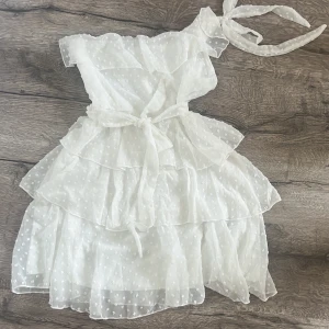 Vit klänning - jätte söt klänning, helt oanvänd endast provad, säljer den då den är alldelses för liten och får ej igen kedjan vid bysten, klänningen är i storlek S men skulle säga den passar med XS. Dålig bild men skriv för bättre bilder