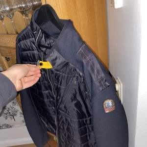 Parajumper cardigan  - Säljer denna i princip helt oanvända para jumper jacka stl Xl passar L. Fick den i present för ett tag sedan. Och bara hängt utan att användas. Köpt för 3500 finns kvitto och kartong… Tveka inte på att höra av dig😀