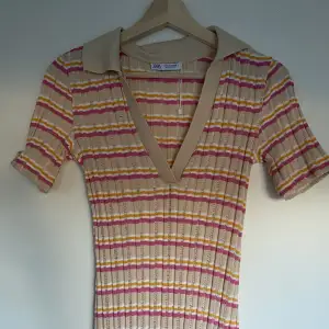 Säljer denna fina och sköna t-shirt klänningen från zara i storlek S. Använd vid enbart ett tillfälle. 