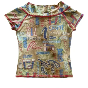 Y2k Printed Top - Så snygg detaljerad kortärmad topp från 00-talet med tryck och kontrastsömmar!💋 Behagligt elastiskt material! Fin passform! Storlek S! I perfekt skick!💕
