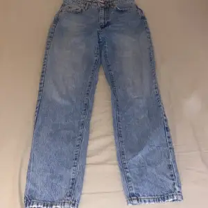 Blåa jeans som har blivit ganska använda. Inga fel! Köpt för 500kr!! pris kan diskuteras 💓💓