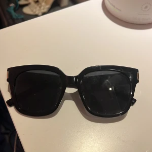 Svarta solglasögon  - Solglasögon med guld detaljer. Knappt använda. Bra skick. Kan hämtas i Värnamo eller fraktas 