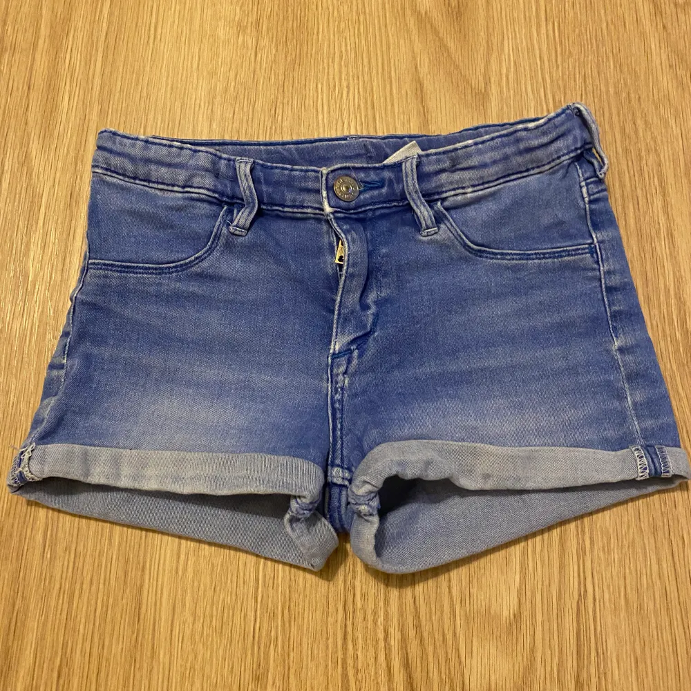 Blåa jeansshorts med anpassningsbar midja i storlek 146. Shorts.