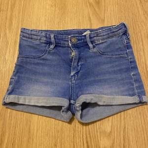 Blåa jeansshorts med anpassningsbar midja i storlek 146