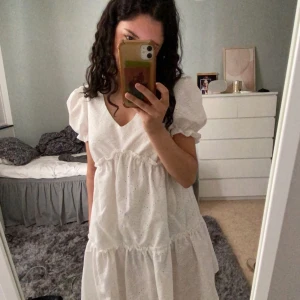 Klänning - Säljer denna Jättesöta sommar klänning, skriv vid frågor💕