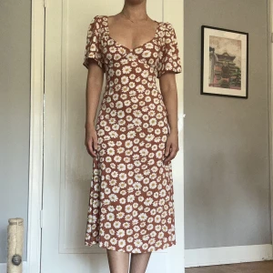 Klänning med prästkragar  - Säljer en brun klänning med vita prästkragar på från Monki! Prislappen sitter fortfarande kvar, säljer för att jag helt enkelt inte använder den. Kan mötas upp eller skicka, köparen står för frakt! 