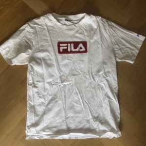 FILA T-shirt  - FILA T-shirt med sammetstryck. Bra skick. Unisex