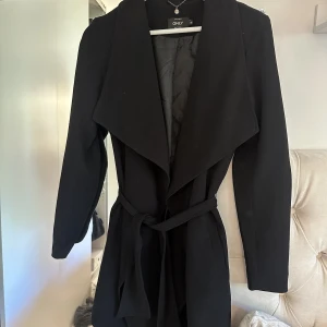 svart kappa - svart kappa från only, använd 1 höst och inga defekter 