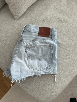 Levis shorts - Säljer mina levis shorts då dem aldrig kommer till användning längre! Ljusa blåa jätte fina. 501  W26 / S/M