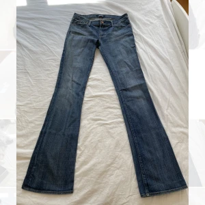 Jeans  - Så snygga lågmidjade jeans💙💙Säljer då jag har för många! midja 83 och innerbenet 87