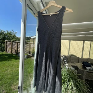 Klänning  - Fin grå klänning från Riley i storlek xs