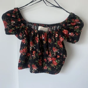 Crop top - Liten söt crop top från Pull & Bear Oanvänd utan prislappar Storlek S