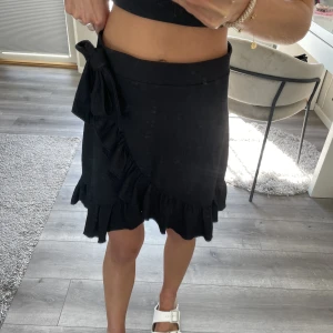 Svart volangkjol🖤 - Supersöt volangkjol från Gina knappt använd💘