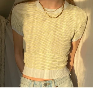 T-shirt - Säljer denna superfina t-shirt då den inte kommer till användning. Köpt på Sellpy. Första bilden är lånad från en användare på plick och de andra två bilderna är den tröjan jag säljer (lånade bilder från Sellpy) pris kan diskuteras 