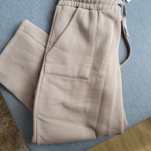 Low waisted mjukisbyxor  - Ett par helt oanvända endast provade lågmidjade beige mjukisbyxor från lager 157 i modellen Stella. Säljes för att de är för stora för mig. Köpare står för frakt.