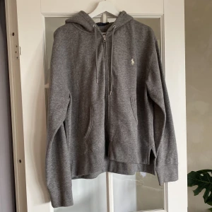 Polo Ralph lauren zip - Jag säljer en jätte fin polo Ralph lauren zip hoodie som jag nästan aldrig använder den. Den är lite loose fit.