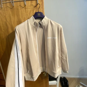 Beige Palm Kofta - Palm kofta i beige, splitterny endast testad. Säljs pga den inte passar mig. Storlek M passar även S, pris kan eventuellt diskuteras.