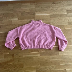 Rosa croppad tröja, M.  - Rosa stickad tröja i nyskick i storlek medium. Använd 1 gång. Croppad i modellen.   Från ett rök och djurfritt hem. 