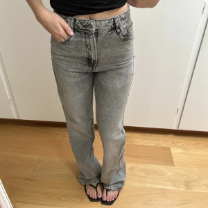Jeans - Säljer ett par gråa jeans från Zara i storlek 36. Modellen är ”High rise straight full length”. Använda cirka 2 gånger. Skriv vid frågor eller fler bilder 
