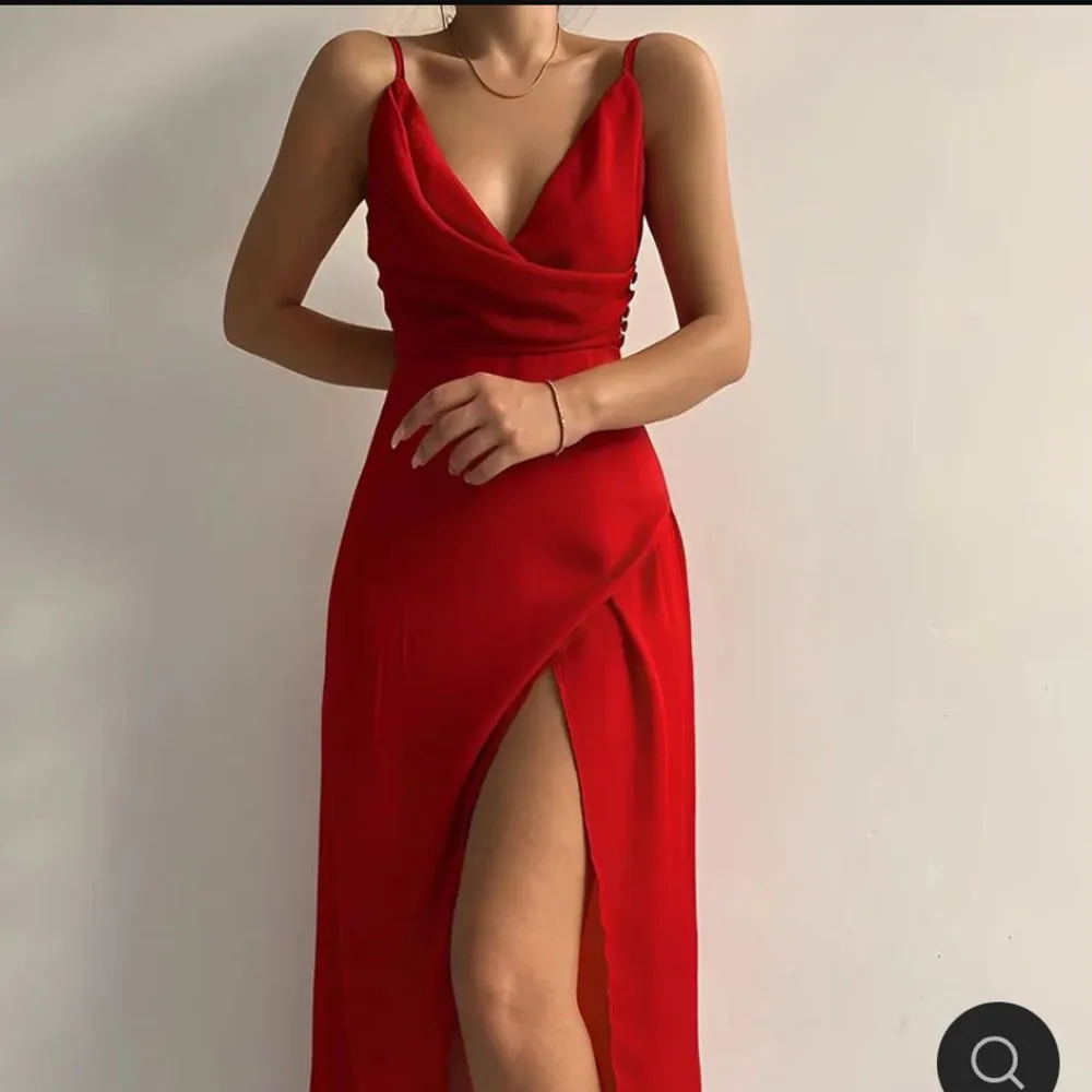 Nya klänningar inköpt till balen, men pga sen leverans så säljer jag dom.  Siden jätte fint fall. Nypris: 499 Säljer för 300 kr styck  Röd storlek M Svart storlek L. Klänningar.
