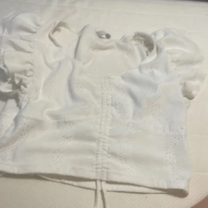 Vit blus/tröja - En blus som jag köpte för kanske 70 kronor och jag tycker att den är för kort. Har nästan inte använt den någon gång alls. Passar bra till en kjol eller så.