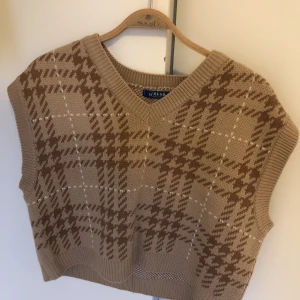 Rutig väst  - Har fått många komplimanger för denna väst! Säljes i jättefint skick ☺️