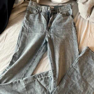 Jeans  - Jeans i super fin tvätt från Lindex. Långa i benen och modellen straight leg. 