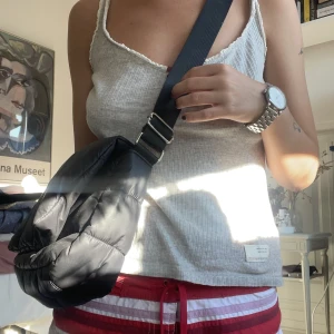 Crossbody väska🫶 - Köpt på Weekday för något år sedan🖤 Sparsamt använd!