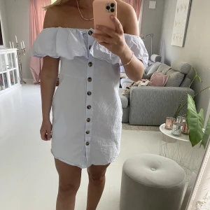 Söt klänning från zara  - Ljusblå klänning från zara, går även att ta upp ärmarna så den inte blir offshoulder 