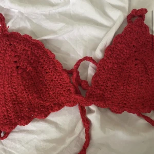 Virkad röd bikiniöverdel  - Röd egenvirkad bikiniöverdel❤️