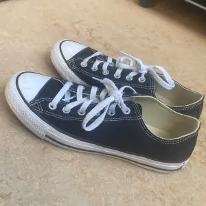 Svarta All star converse köpt på Nelly i storlek 41. Blev aldrig ordentligt använda så dem är i gott skick. Använt dem 2-3 gånger och nypris 749.