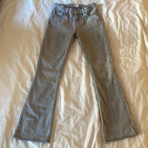 Gråa bootcut jeans  - Jag säljer mina gråa bootcut jeans med lågmidja från Gina young pågrund av att dom har blivit för små. Använda fåtal gånger och är i fint skick. 