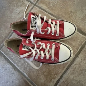 Converse Röda - As fina converse, lånade bilder❤️Köpta second hand och knappast använda, dock sönder på vissa ställen från förra ägaren, kom privat för bilder på det