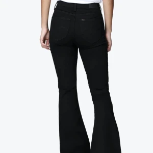Lee Bootcut  - Ett par nästan aldrig använda svarta Lee breese bootcut jeans, i storlek W28 L31 💘💘