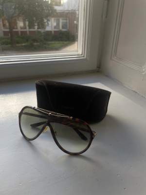 Säljer dessa solglasögon ifrån Tom Ford som inte kommer till användning, köpta för ca 4000kr