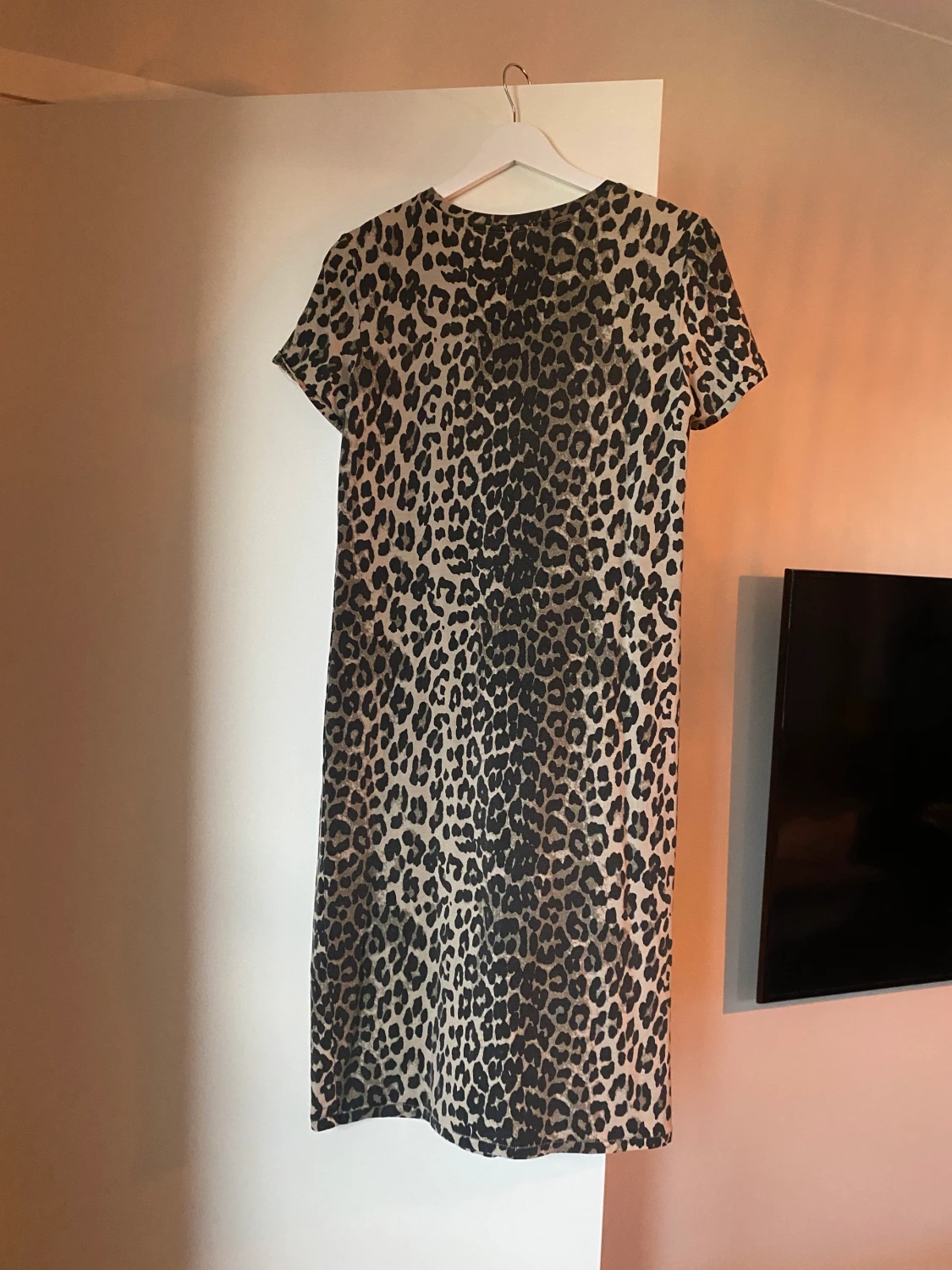 Leopard mönstrad långklänning i svart, brun & beige.  - 90