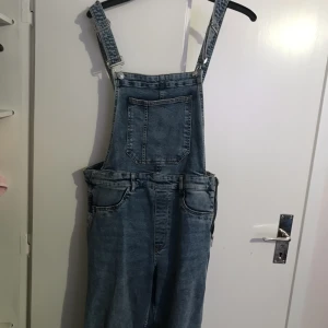 Snickrarbyxor - Snickrarbyxor från H&M, storlek 44, pris: 100 kr