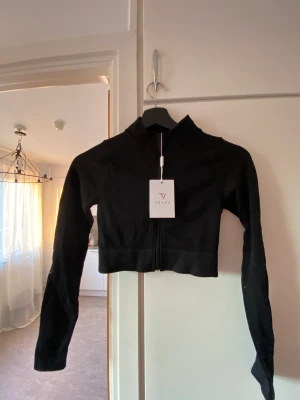 Tränings tröja  - Säljer min träningströja/jacka från Teveo. Köpte i fel storlek därmed aldrig använd. Orkade inte skicka tillbaka den.